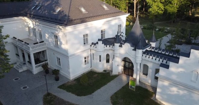 U ovom raskošnom dvorcu u blizini BiH dvije osobe mogu prespavati za samo 75 eura: Ima i veliki bazen! 