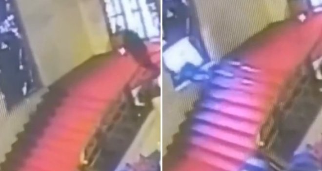 Uznemirujući snimak: Političar se sapleo silazeći niz stepenice i glavom razbio vitraž neprocjenjive vrijednosti