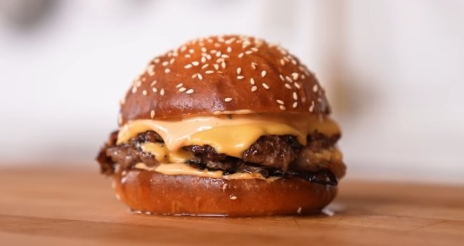 Pojeo hamburger pa se srušio i umro: Obdukcija nije otkrila uzrok smrti, mjesecima kasnije otkriveno šta se dogodilo