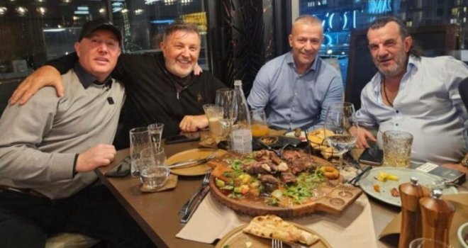 Društvene mreže u plamenu: Aca Lukas i Naser Orić zajedno uživaju dok Šerif Konjević pjeva