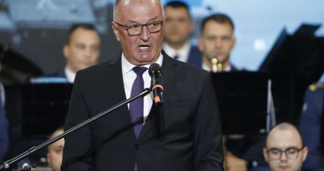 Helez: 'Oružane snage dokaz su da je zajednička država moguća... Ostale su netaknute, daleko iznad dnevne politike!'  
