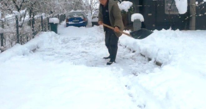Kada čistite snijeg, uvijek na lopatu pospite ovaj jedan sastojak – sve će ići mnogo brže i lakše, i nikad se nećete mučiti!
