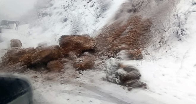 Stijena se obrušila na put Sarajevo - Pale, saobraćaj se odvija otežano