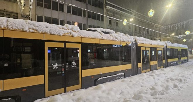 Tramvajski saobraćaj obustavljen, najvjerovatnije neće raditi u toku noći: Šine zatrpane snijegom, nema struje