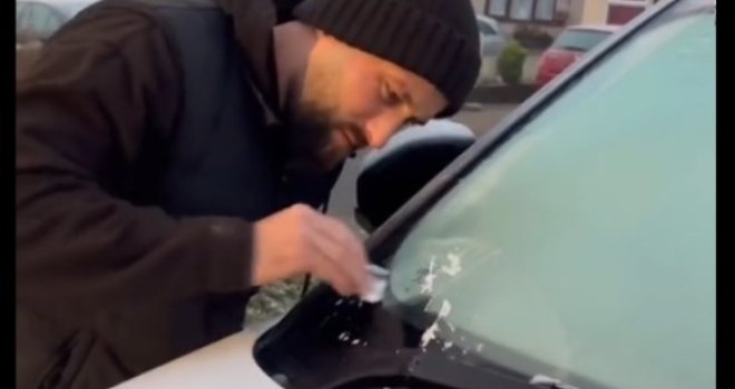 Savjet zlata vrijedan: Zaleđeno staklo na automobilu očistio u trenu, ljudi u nevjerici gledaju 