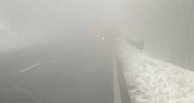 Ogromne gužve od Bjelašnice ka gradu: Vozači čekaju više od sat vremena u automobilima, sudarila se grtalica s kombijem