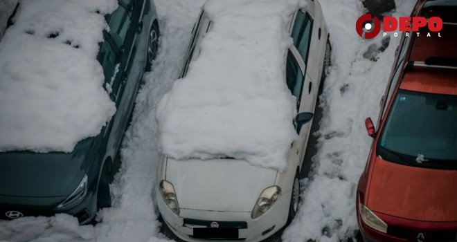 Evo kolike su kazne za neočišćen snijeg na automobilu i koliko može biti opasna takva vožnja