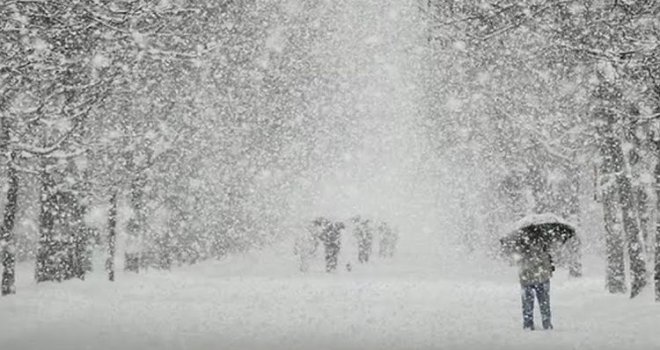Snijeg zatrpao Evropu: Saobraćaj stao, fabrike zatvorene, meteorolozi upozoravaju na nastavak oluje