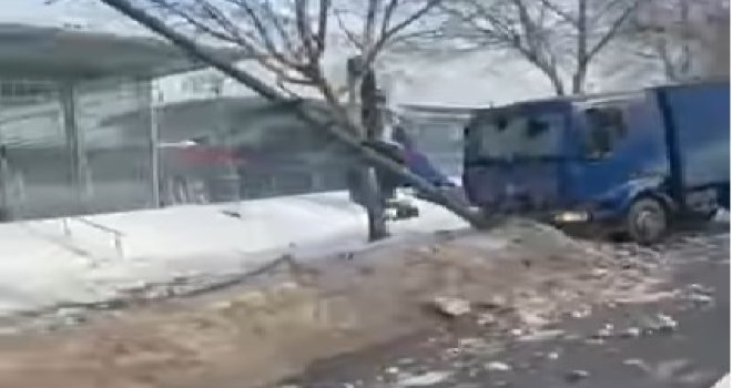 Saobraćajna nesreća u naselju Alipašino Polje: Kamion udario u stub rasvjete