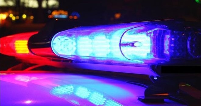 BMW sletio sa ceste na Komaru: Teško povrijeđen 19-godišnjak, vozač prošao bez povreda