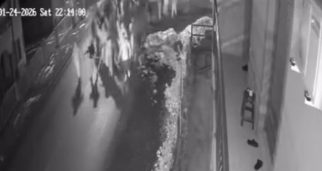 Pojavio se video navijačke tučnjave u Tuzli: Desetine maskiranih huligana sa palicama i užasni povici