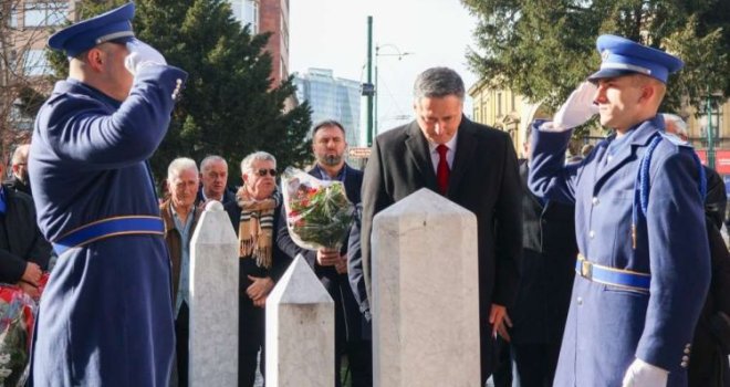 Denis Bećirović položio cvijeće i odao počast Nijazu Durakoviću