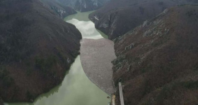 Problem plutajućeg otpada ponovo eskalirao u  Drinskom jezeru: Smeće stiže i iz Srbije i Crne Gore