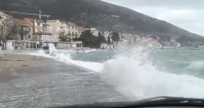 Nevjerovatne snimke iz Dalmacije: Mareografi zabilježili razinu mora 70 centimetara iznad uobičajene!