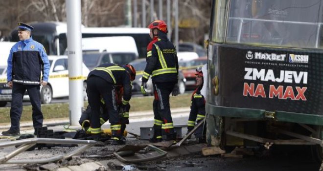 Tijelo poginule osobe i dalje ispod tramvaja? Vatrogasci čine sve kako bi je izvukli...