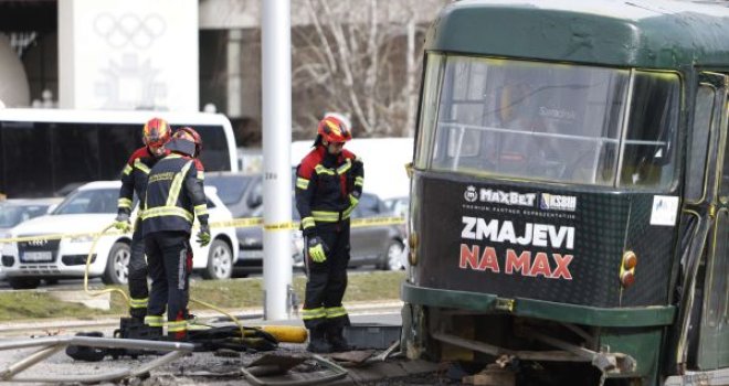 Jutro nakon stravične nesreće u Sarajevu: Djevojčici Elli ljekari se i dalje bore za život, na Skenderiji transparent...