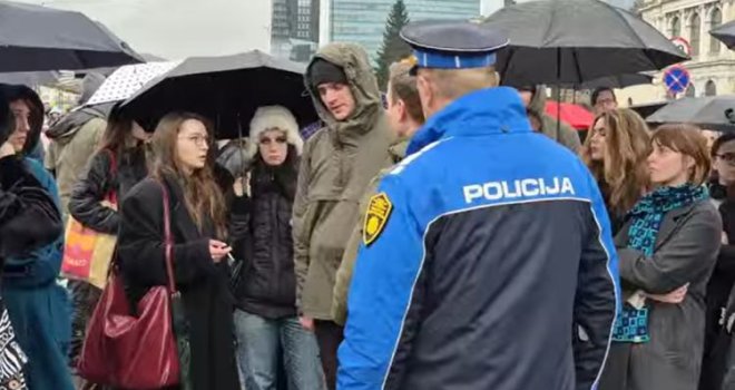 Nakon pregovora s policijom: Građani odblokirali saobraćaj kod Zemaljskog muzeja BiH