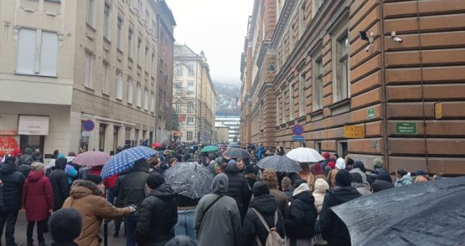 Građani stigli pred Kantonalni sud u Sarajevu, skandiraju: 'Nisi sam, Adnane!'