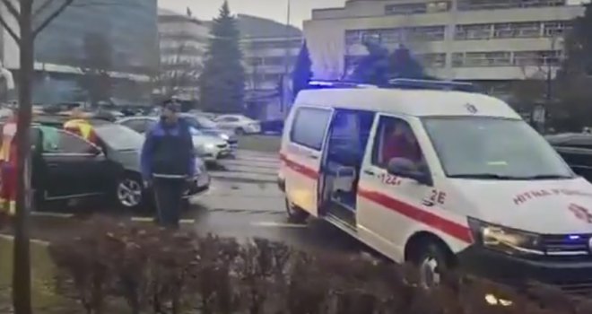 Saobraćajna nesreća kod Parlamenta BiH u Sarajevu: Povrijeđena jedna osoba, obustavljen tramvajski saobraćaj