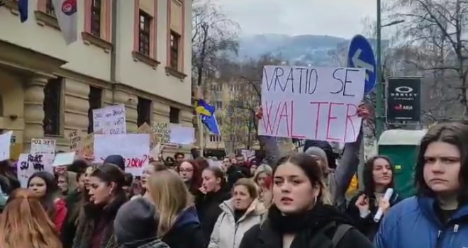 Protesti u Sarajevu: Erdoanove kolege izvele performans, zvižduci ispred Tužilaštva KS