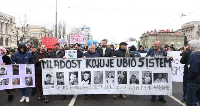 Sarajevo na nogama: Demonstranti zastali kod Predsjedništva i skandirali - 'ko ne skače, taj je lopov' 