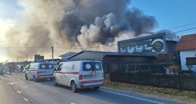 Požar guta fabriku namještaja u Brčkom: Više vatrogasnih ekipa bori se sa plamenom