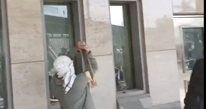 Protesti ispred američkog konzulata u Karačiju, devet poginulih