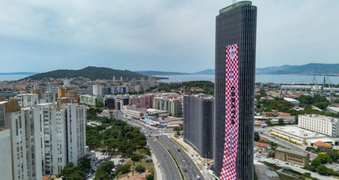 Muškarac s padobranom skočio s Dalmatia Towera u Splitu: Spustio se na automobil i oštetio ga