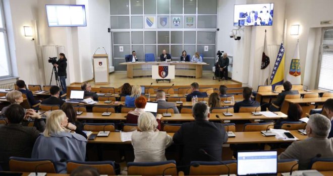 Šta se dešava na Skupštini KS: Opozicija tražila raspravu samo o ostavci premijera Uka, većina odbila prijedlog 