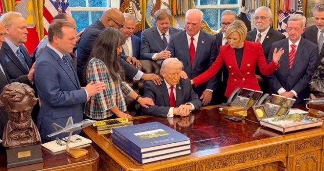 Molitveni skup u Bijeloj kući: Vjerski poglavari spustili ruke na Trumpa i mole za njega