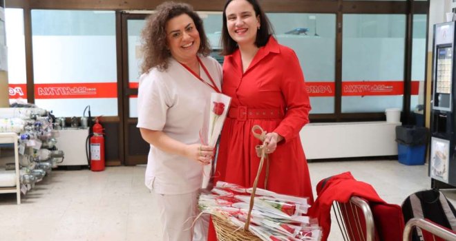 Načelnica Karić dijelila ruže građankama Novog Sarajeva: Zahvalnost ženama koje i danas rade 