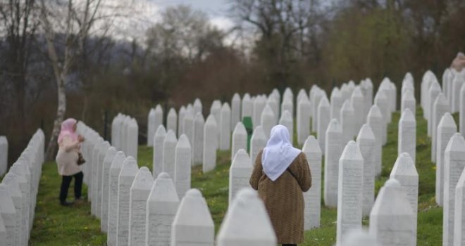Dan šehida u Srebrenici:Više od 2.000 ljudi odalo počast