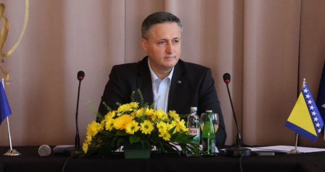 Još snažnija podrška za člana Predsjedništva BiH: 14 političkih stranaka podržava kandidaturu Denisa Bećirovića