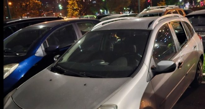 Nekoliko vozila porazbijano u naselju Alipašino Polje: Sarajka tvrdi da najveću općinu čuvaju samo četiri policajca