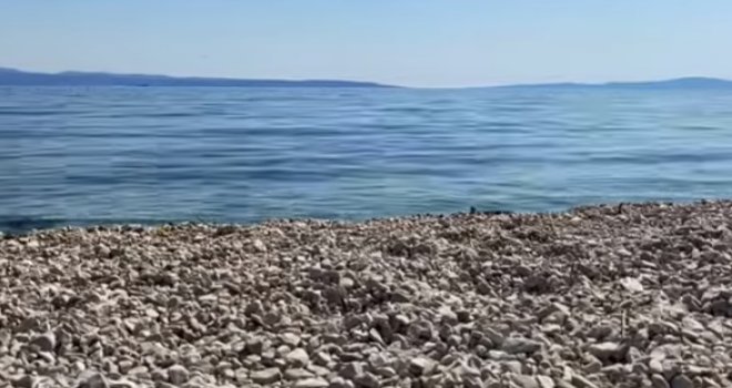 Ekološka bomba na poznatoj plaži na Jadranu: Smeđi trag u moru izazvao sumnje na zagađenje