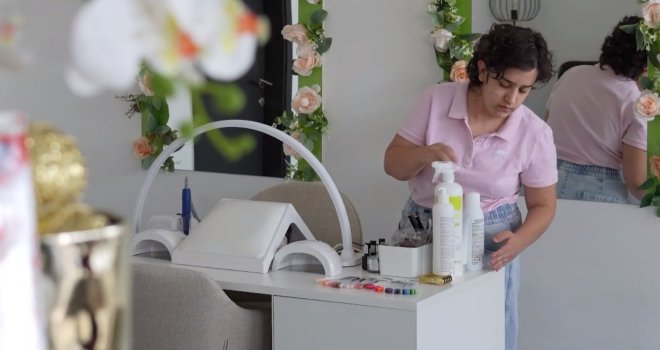 Iza vrata Amora Studija: Sarajka Ajla Lupić, osoba sa 100 posto invaliditetom... Ovo je priča o njenom novom početku