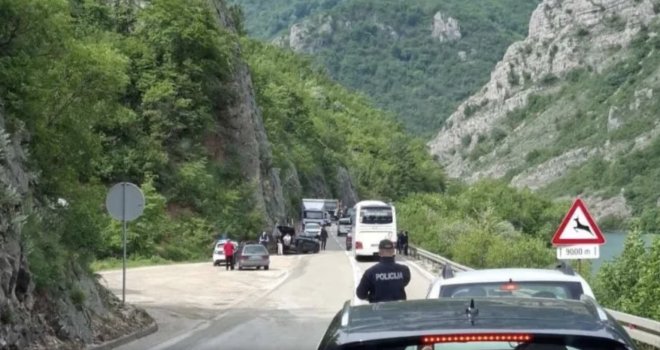 Saobraćajni kolaps na putu prema jugu BiH zbog nesreće: Sudar autobusa i automobila, na terenu policija