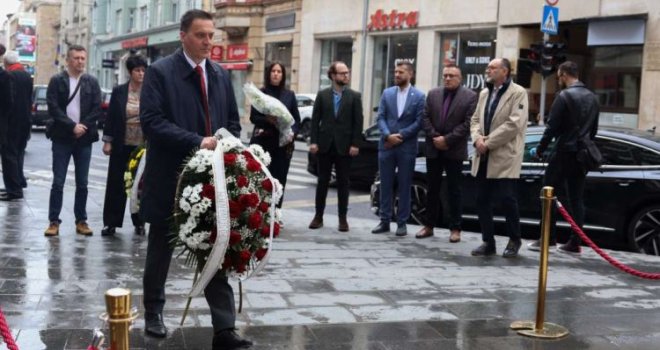 Delegacija Kantona Sarajevo polaganjem cvijeća i odavanjem počasti obilježila 9. maj