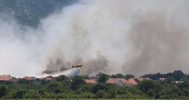 Drama u Hercegovini: Veliki požar iz Hrvatske se proširio u BiH, spašavaju se kuće