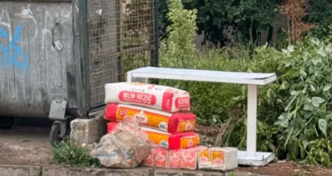 Prizor iz Sarajeva podijelio građane, je li opravdano ostaviti brašno pored kontejnera?