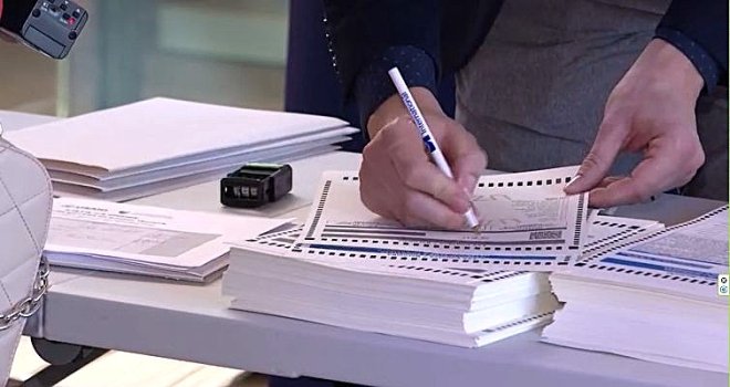 Prvi put prikazan novi izgled glasačkog listića i biometrijska identifikacija: Kako će se glasati na oktobarskim izborima?