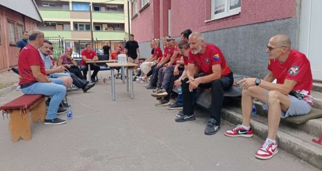 Članovi GSS-a Zenica ispred svoje stanice u tišini čekaju vijesti iz Ruske Federacije