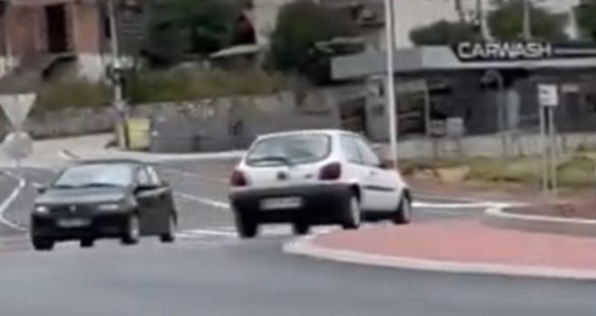 Prvi kružni tok otvoren na Palama zbunio vozača, nekako se izvukao