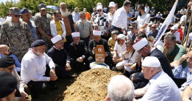 Klanjana dženaza generalu Ramizu Drekoviću: Brojni građani mu odali počast