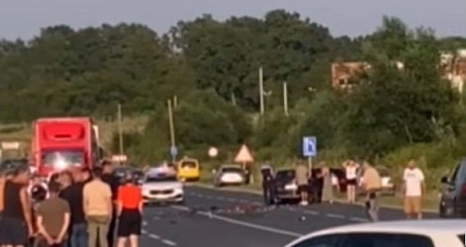 Nova nesreća na bh. cestama, dijelovi motocikla i vozila rasuti po kolovozu