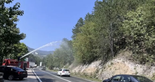 Požar izazvao odrone kod Konjica, kamenje padalo na M-17 i oštetilo vozila