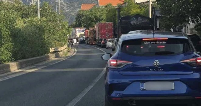 Teška nesreća na putu M-17, automobil usmrtio pješaka