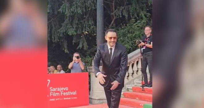 Nikola Đuričko ukrao show na crvenom tepihu SFF-a, nije hodao, već plesao pred fotografima