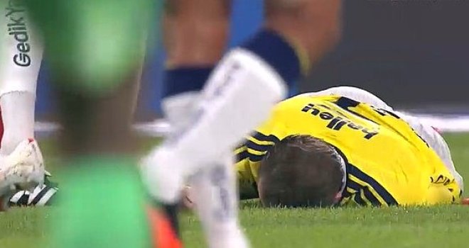 Užasne scene u Istanbulu: Zvijezda Fenerbahčea ostala bez svijesti nakon udarca u glavu, iznijeli ga na nosilima