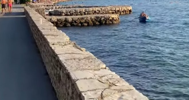  Crvena zastavica na poznatom kupalištu u Crnoj Gori: U moru povećan broj bakterija